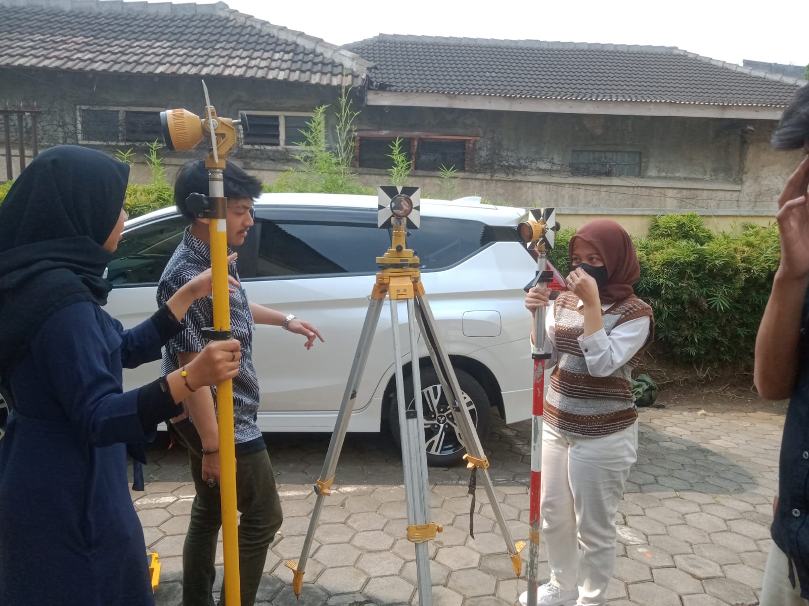 PT.Prihaditama konsultan geosains, hub: 0852-9414-9948 Jasa survey geolistrik, georadar, geomagnet, instruments rental, marine survey, geoteknik sipil Bandung.