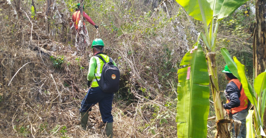 Explorasi model bawah permukaan dengan survey geolistrik 2D. Pentingnya rintisan lintasan geolistrik sebelum melakukan pengukuran geolistrik